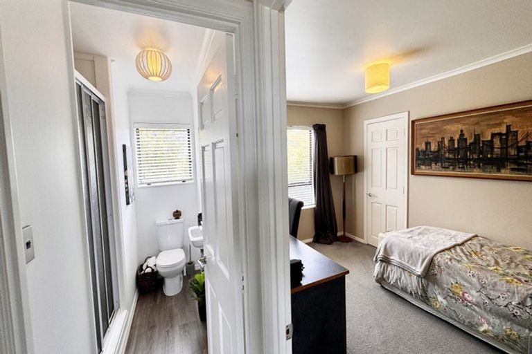 Photo of property in 131 Chelsea View Drive, Chatswood, Auckland, 0626