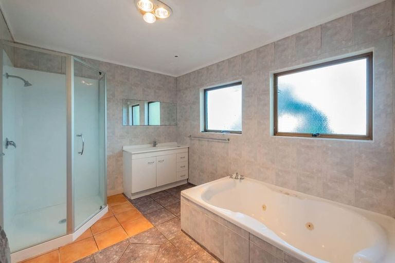 Photo of property in 40 Akoranga Drive, Northcote, Auckland, 0627