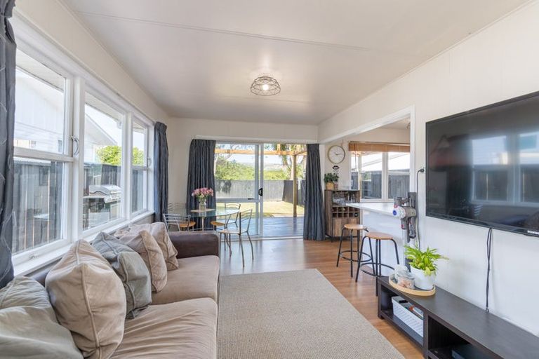 Photo of property in 96 Sievers Grove, Cannons Creek, Porirua, 5024