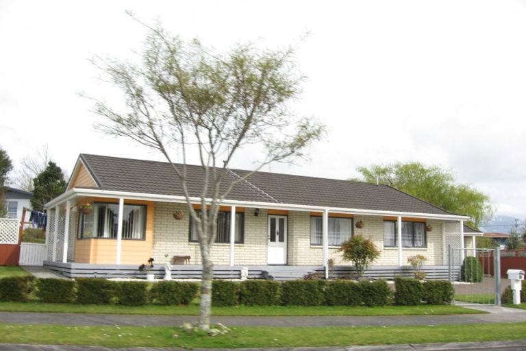 Photo of property in 19 Kowhai Street, Inglewood, 4330