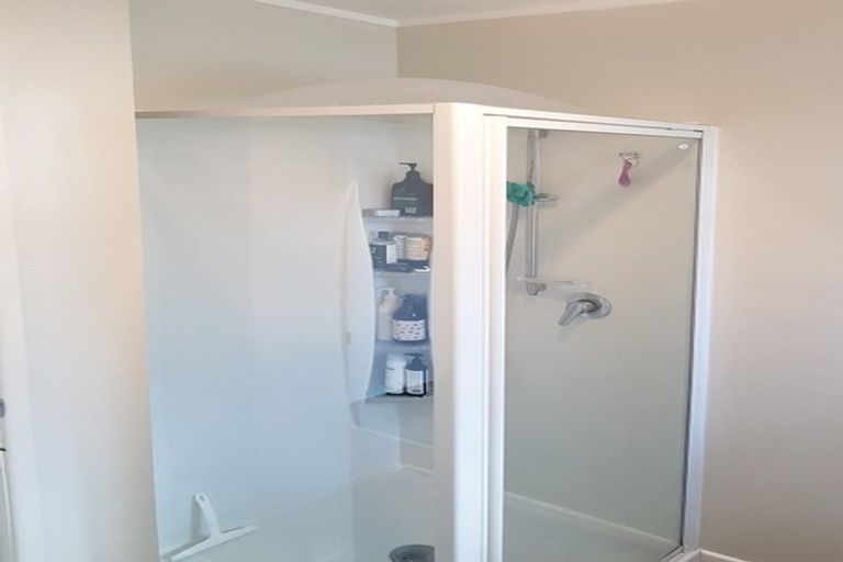 Photo of property in 1/16 Ramillies Place, Glenfield, Auckland, 0629