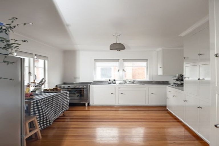 Photo of property in 77 Queen Street, Northcote Point, Auckland, 0627