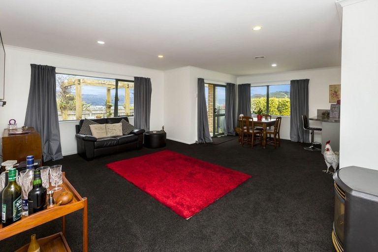 Photo of property in 32 Percy Kinsman Crescent, Riverstone Terraces, Upper Hutt, 5018