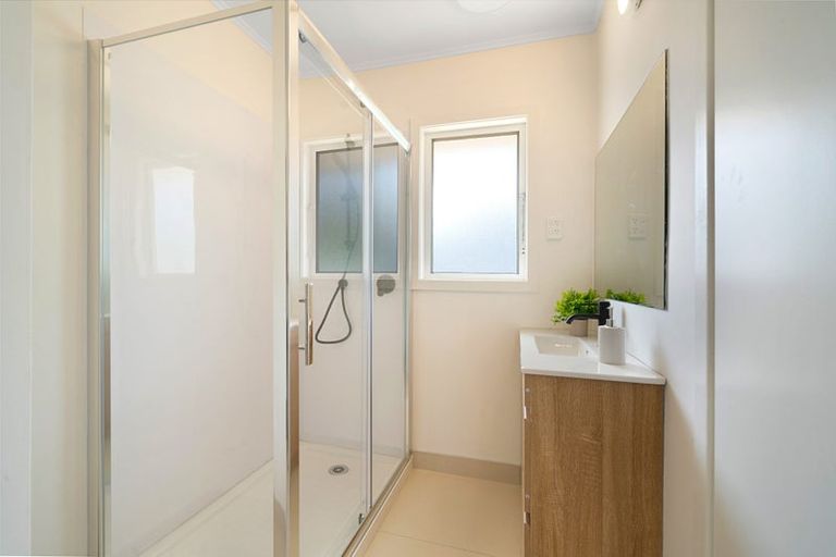 Photo of property in 6 Cajero Place, Green Bay, Auckland, 0604