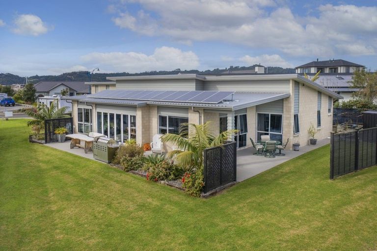 Photo of property in 18 Roseberry Place, Whitianga, 3510