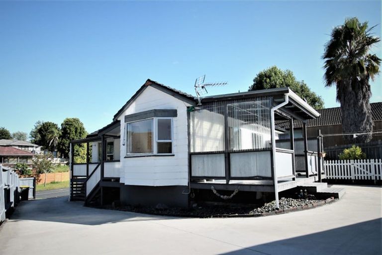 Photo of property in 37 Claverdon Drive, Massey, Auckland, 0614