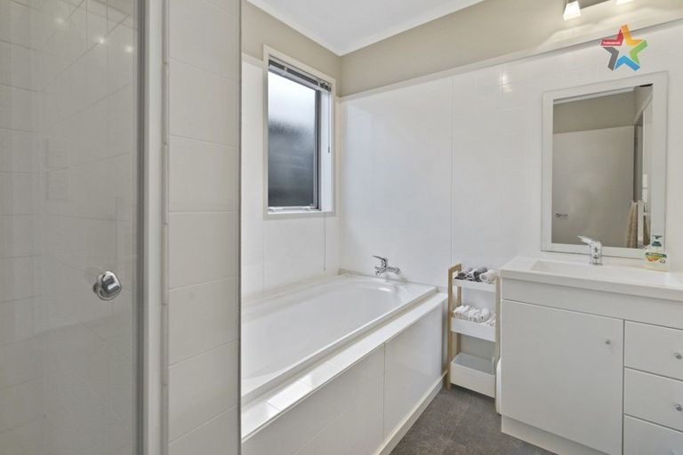 Photo of property in 10a Chapman Street, Newlands, Wellington, 6037