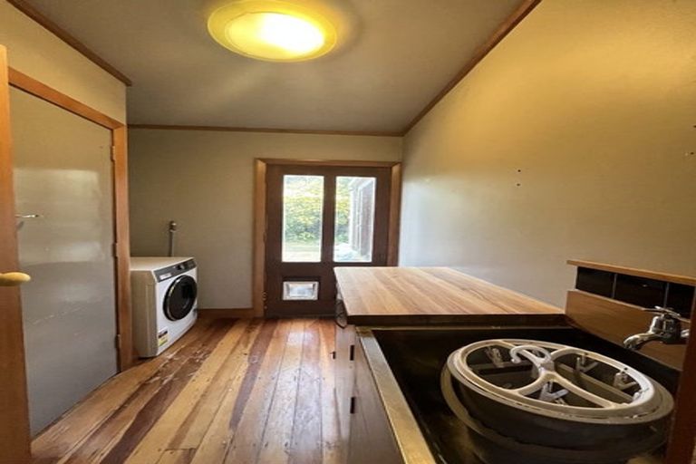 Photo of property in 11 Richmond Hill, Glenside, Wellington, 6037