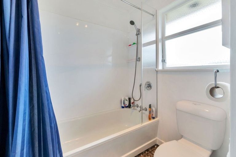 Photo of property in 10 Crawford Avenue, Mangere Bridge, Auckland, 2022