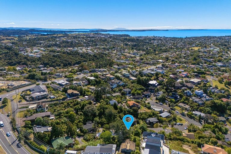 Photo of property in 2/8 Heatherleigh Rise, Northcross, Auckland, 0632