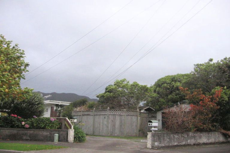 Photo of property in 18 Saulbrey Grove, Woburn, Lower Hutt, 5010
