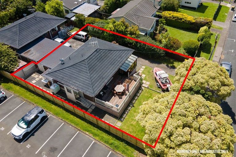 Photo of property in 1/12 Kauri Glen Road, Northcote, Auckland, 0627