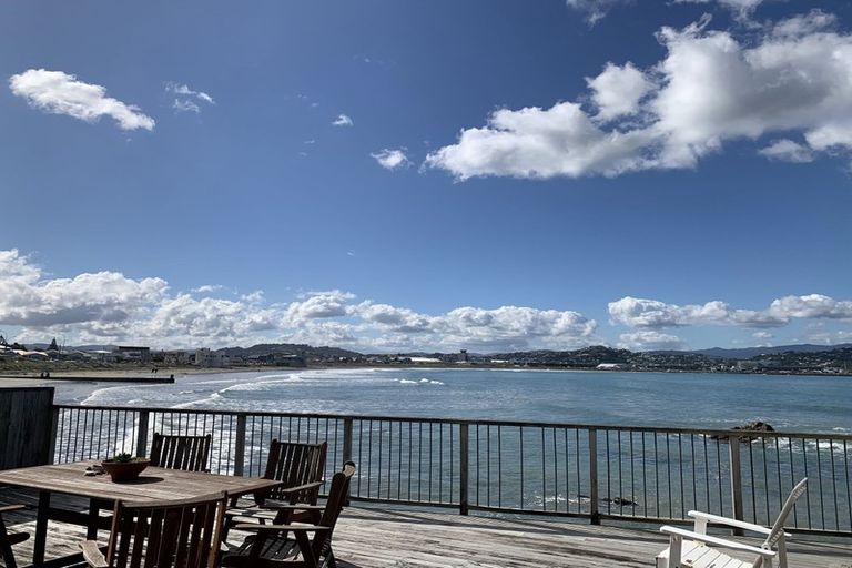 Photo of property in 253 Queens Drive, Lyall Bay, Wellington, 6022