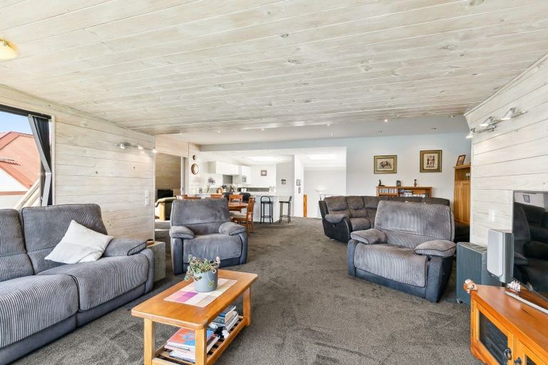 Photo of property in 3 Countess Close, Maupuia, Wellington, 6022