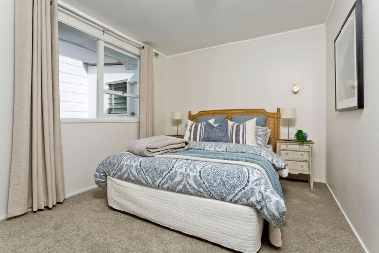 Photo of property in 18 Wykeham Place, Glenfield, Auckland, 0629