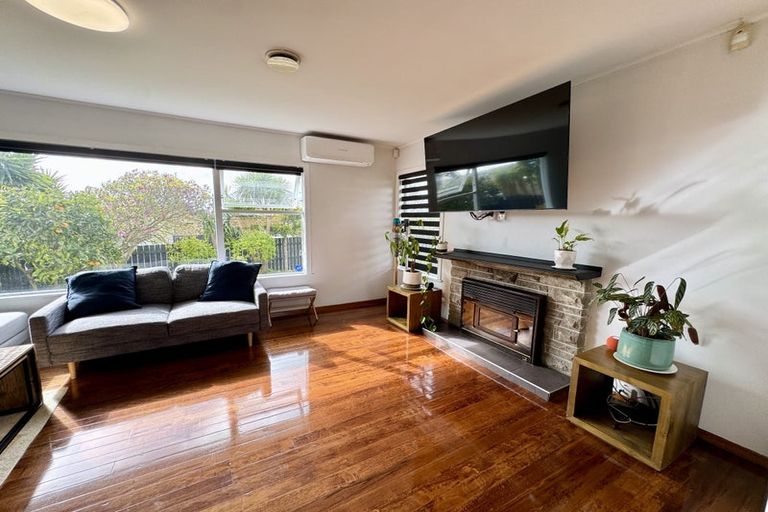 Photo of property in 2 Thomas Rea Place, Te Atatu South, Auckland, 0610