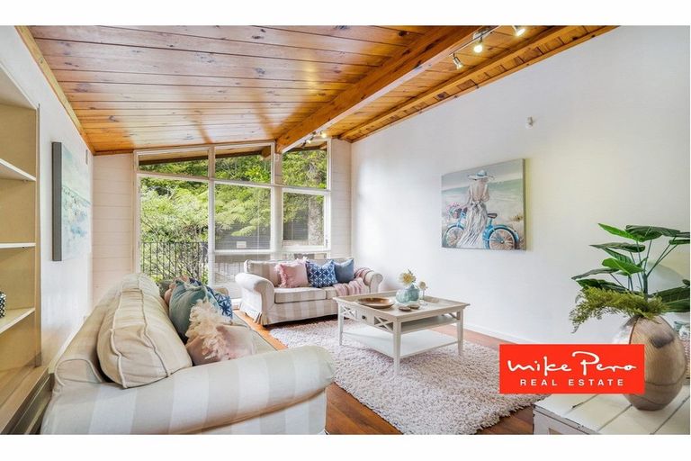 Photo of property in 230 Atkinson Road, Titirangi, Auckland, 0604