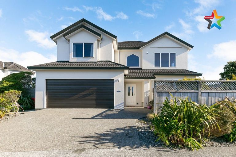 Photo of property in 8 Bennett Grove, Newlands, Wellington, 6037