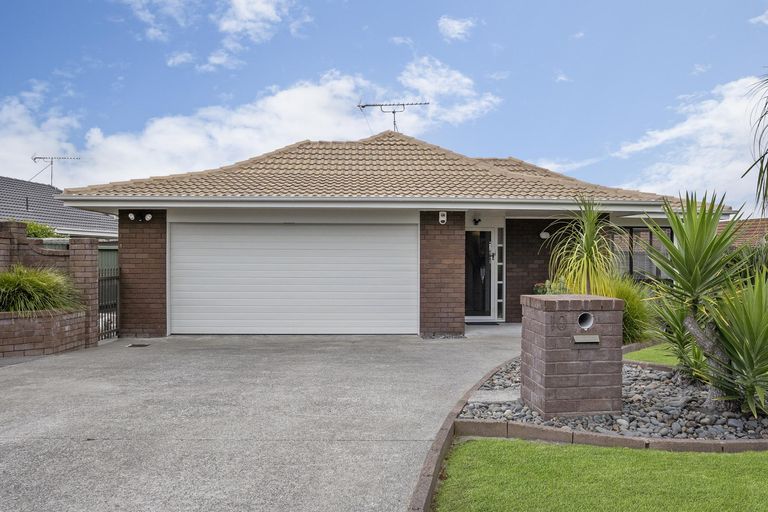 Photo of property in 2/10 Pinewood Grove, Botany Downs, Auckland, 2010