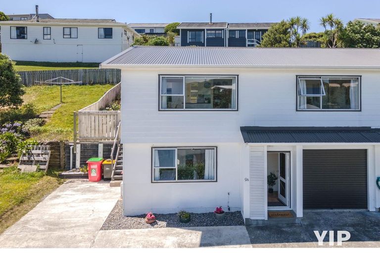 Photo of property in 9a Pimlico Place, Newlands, Wellington, 6037