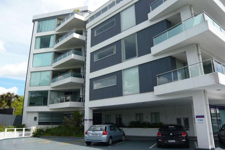 Photo of property in Bella Vista, 1h/84 Gunner Drive, Te Atatu Peninsula, Auckland, 0610