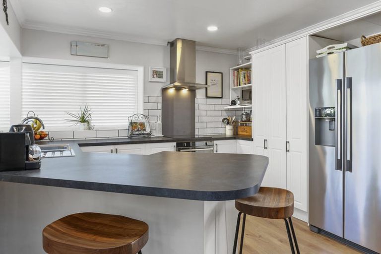 Photo of property in 2/130 Sandspit Road, Shelly Park, Auckland, 2014