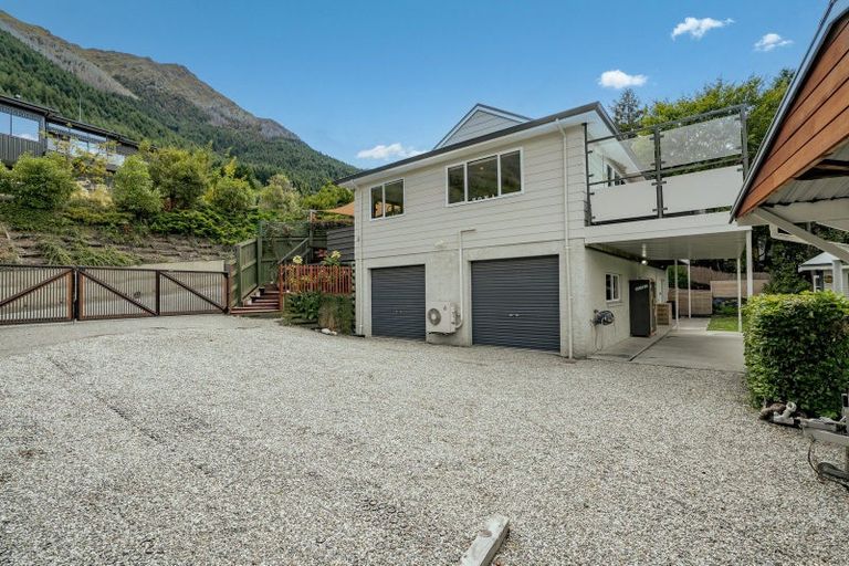 Photo of property in 2 Evergreen Place, Sunshine Bay, Queenstown, 9300