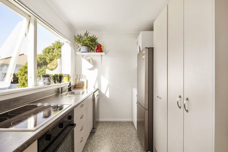 Photo of property in 7/139 Queens Drive, Lyall Bay, Wellington, 6022