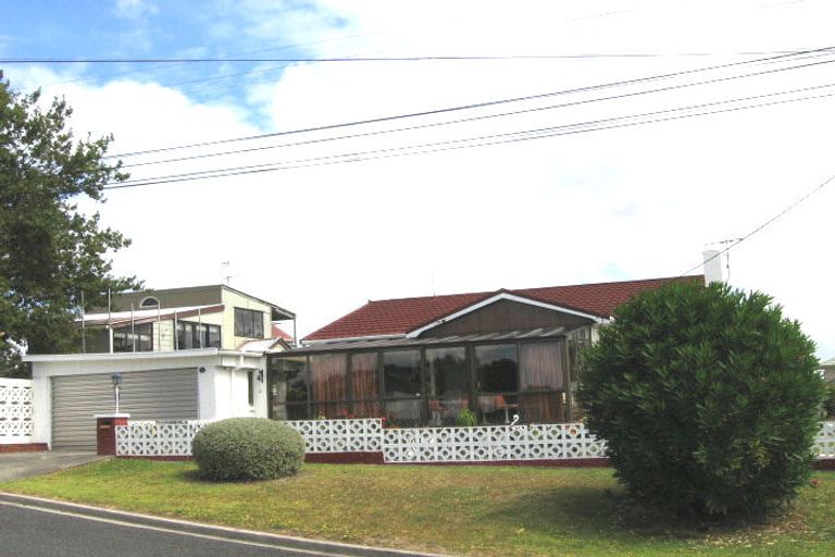 Photo of property in 20 Cresta Avenue, Beach Haven, Auckland, 0626