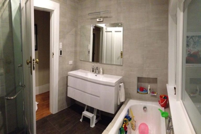 Photo of property in 16 Bridge View Road, Birkenhead, Auckland, 0626