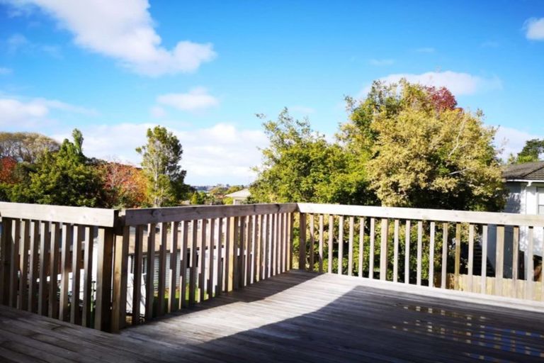 Photo of property in 2/20 Jenanne Place, Totara Vale, Auckland, 0629