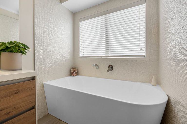 Photo of property in 9 Millstone Lane, Henderson, Auckland, 0612