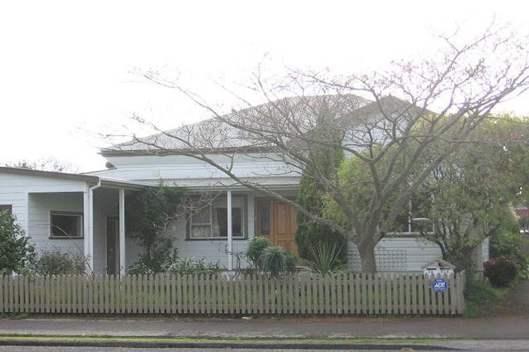 Photo of property in 33 Manson Street, Terrace End, Palmerston North, 4410