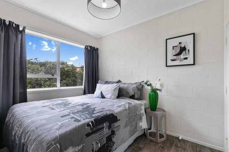 Photo of property in 1/2 Halberg Street, Glenfield, Auckland, 0629