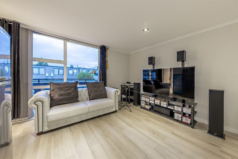 Photo of property in 21 Popokatea Drive, Takanini, 2112