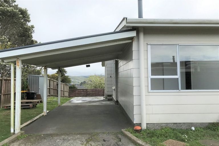 Photo of property in 15a Bayswater Place, Newlands, Wellington, 6037
