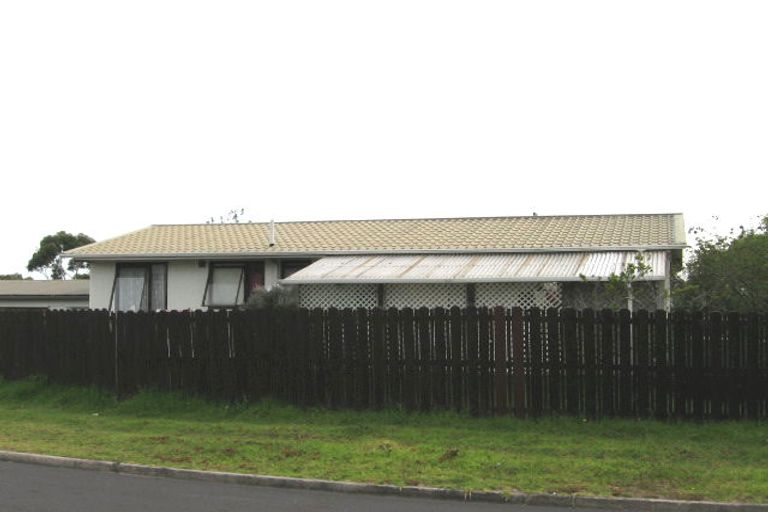 Photo of property in 1/3 Flaunty Place, West Harbour, Auckland, 0618