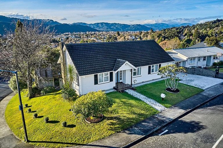 Photo of property in 1 Ecclesfield Grove, Silverstream, Upper Hutt, 5019