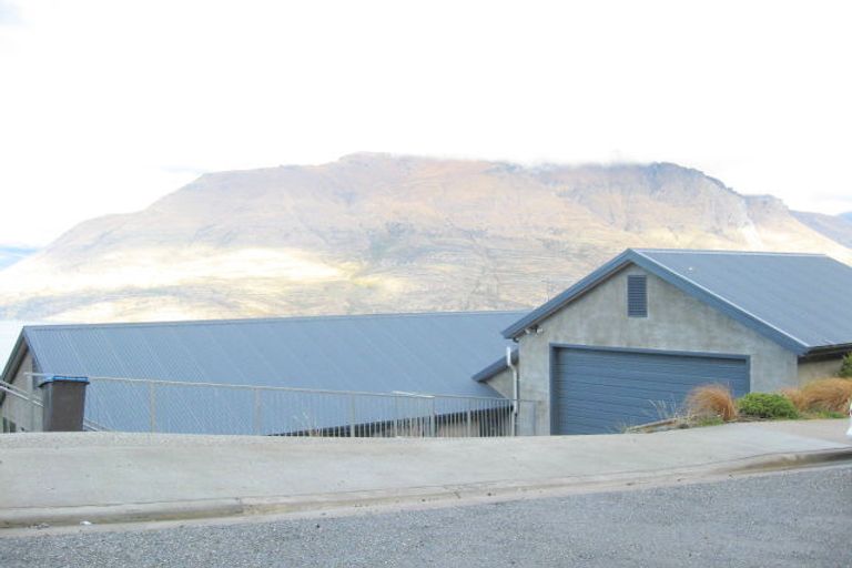 Photo of property in 42 Dart Place, Fernhill, Queenstown, 9300
