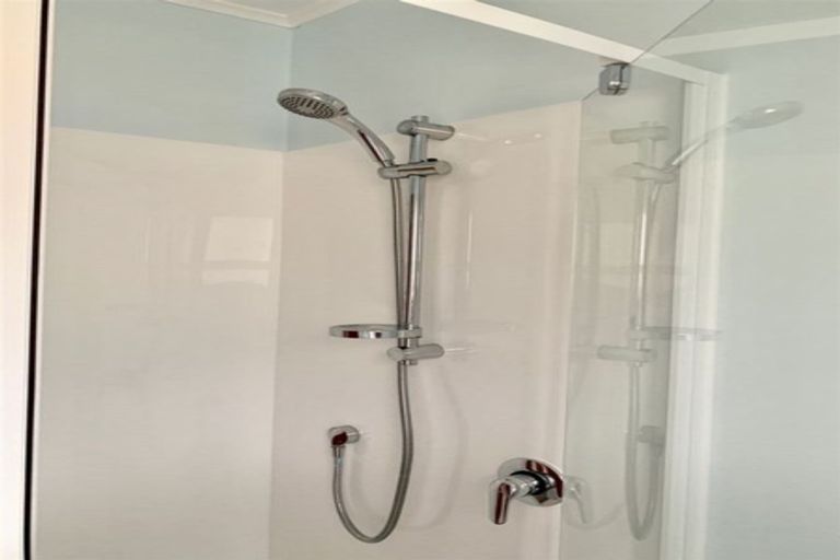 Photo of property in 2/8 Anne Road, Hillcrest, Auckland, 0627