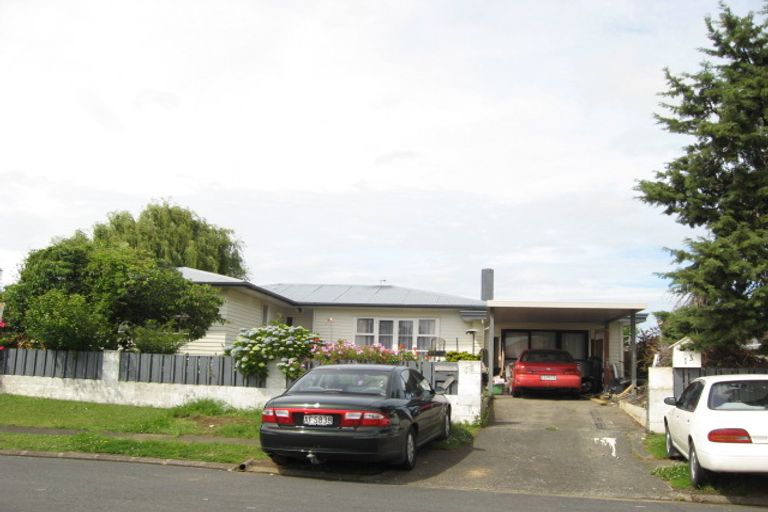 Photo of property in 13 Humphreys Place, Mangere, Auckland, 2022