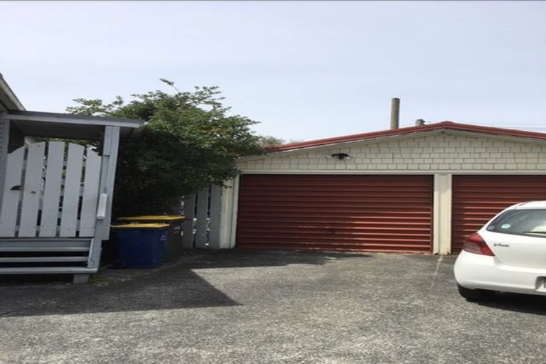 Photo of property in 1/4 Posa Avenue, Henderson, Auckland, 0612