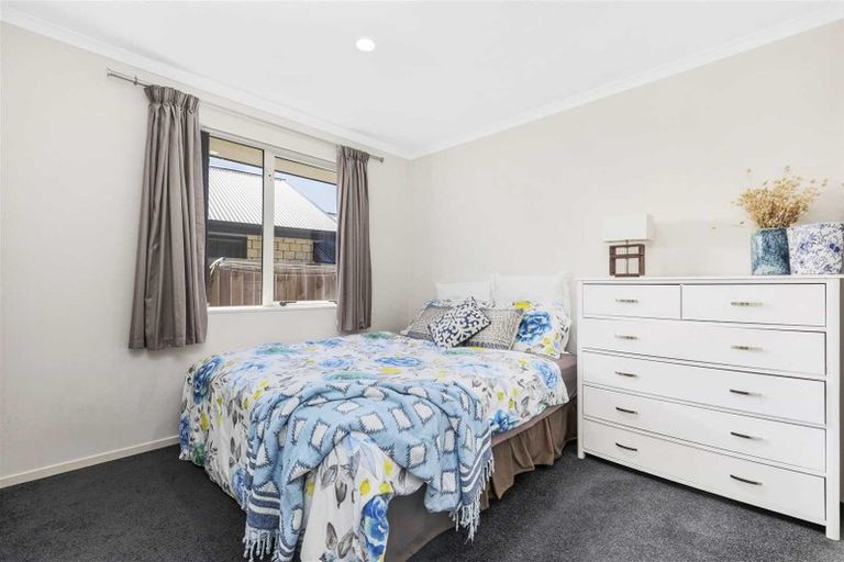 Photo of property in 64 Farnborough Drive, Grandview Heights, Hamilton, 3200