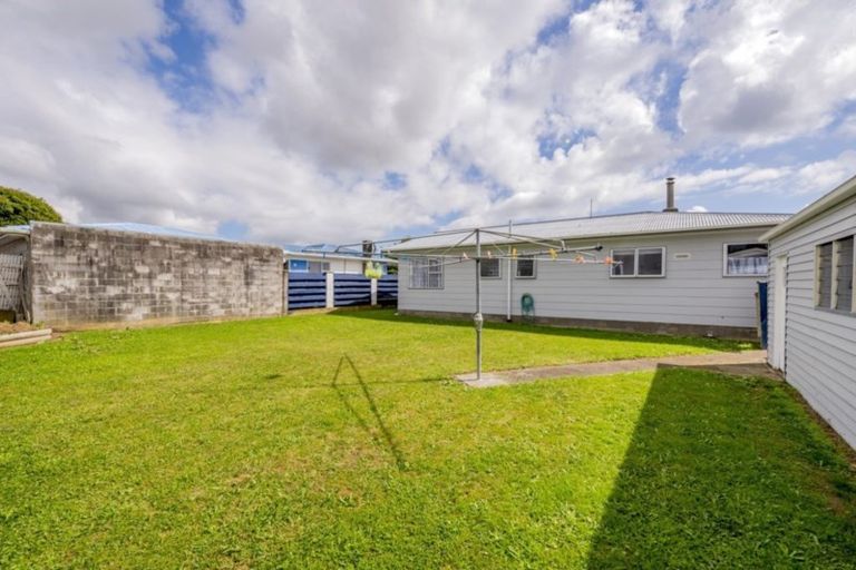 Photo of property in 16 Heather Street, Levin, 5510