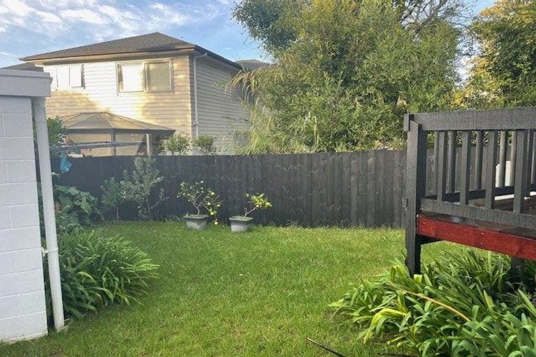 Photo of property in 1/41 Ravenwood Drive, Forrest Hill, Auckland, 0620