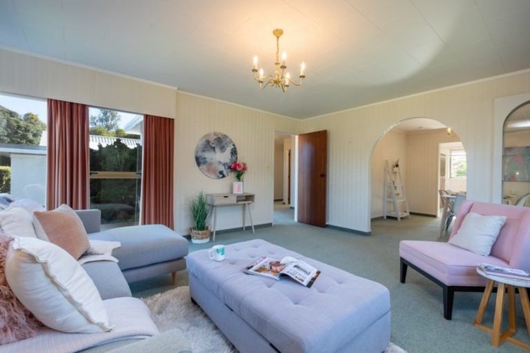 Photo of property in 1 Rewarewa Crescent, Waikanae, 5036