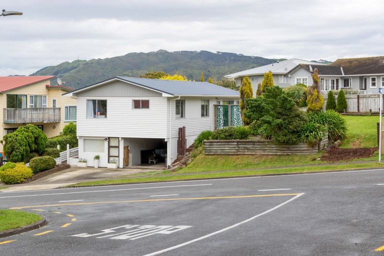 Photo of property in 25 Gloaming Hill, Titahi Bay, Porirua, 5022