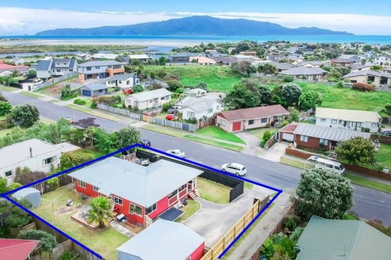 Photo of property in 96 Queens Road, Waikanae Beach, Waikanae, 5036