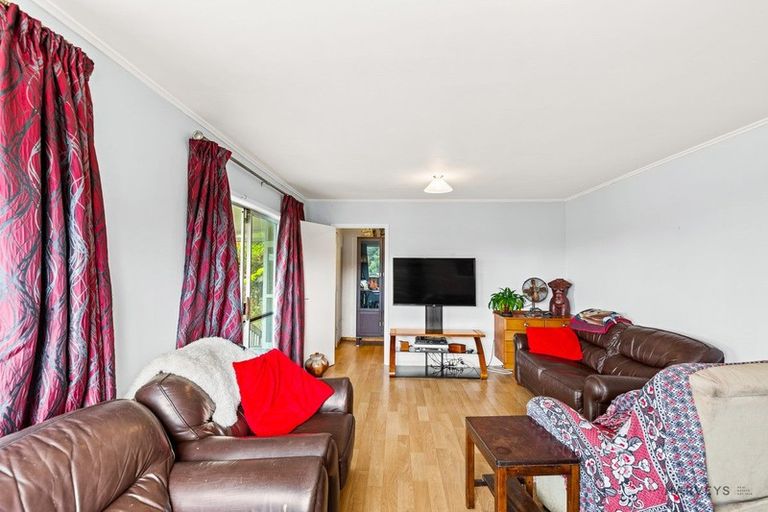 Photo of property in 30 Staincross Street, Green Bay, Auckland, 0604