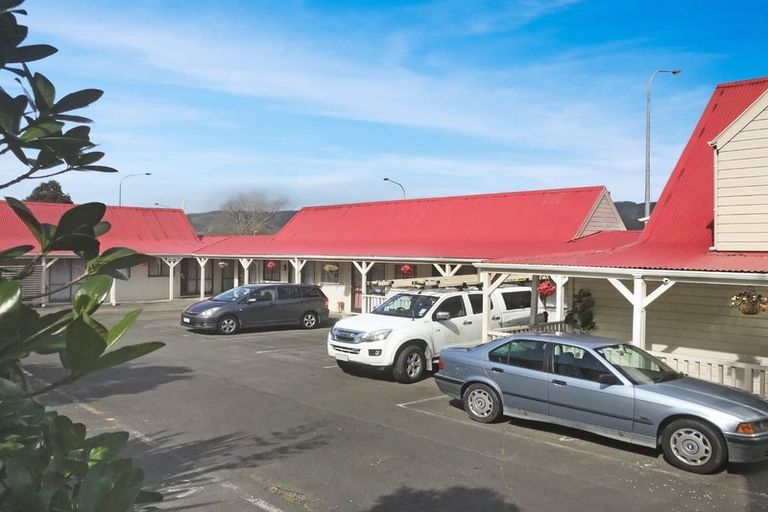 Photo of property in 252 Grounsell Crescent, Belmont, Lower Hutt, 5010